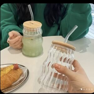 Stylish wave-pattern glass tumbler with secure lid