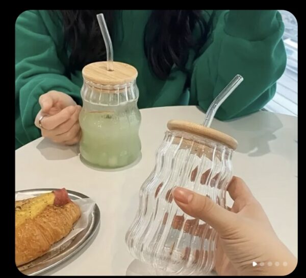 Stylish wave-pattern glass tumbler with secure lid