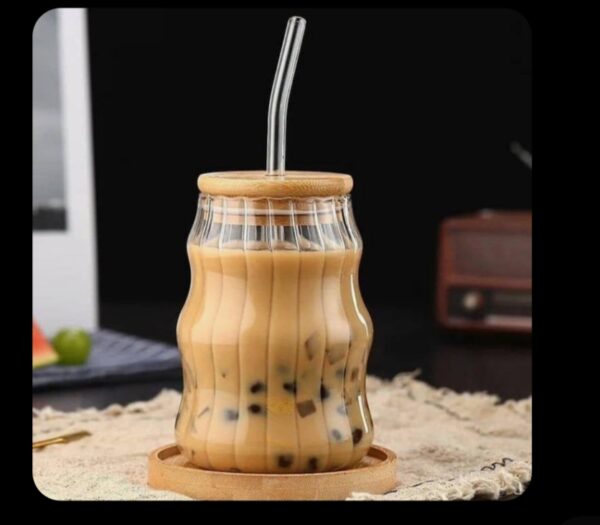 Stylish wave-pattern glass tumbler with secure lid - Image 4