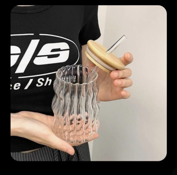 Stylish wave-pattern glass tumbler with secure lid - Image 3