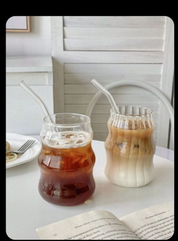Stylish wave-pattern glass tumbler with secure lid - Image 2