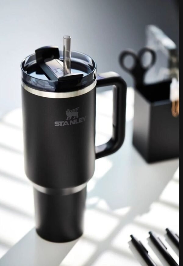 Stylish and spill-proof travel mug